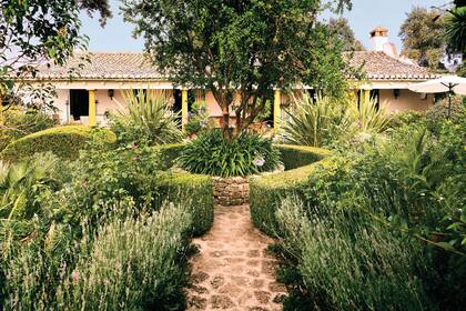 Este sector del jardín, diseñado con aires silvestres, da a la galería y allí los Wyndham adoran almorzar y ver el atardecer.