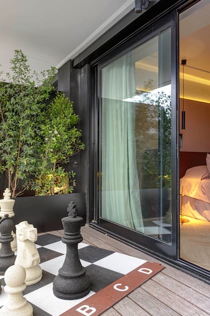 Gesto lúdico en el balcón: un juego de ajedrez gigante hecho en caucho (Panorama Rubber).