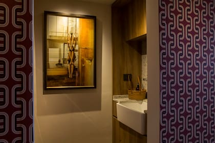 Muebles: melamina Scotch (Faplac) y Rauvisio Noir Trench Coat (Rehau). Mesa y alzada de granito Blanco Dallas (De Stefano). Cuadro sin título, de Mar Nadler (Diderot Art).