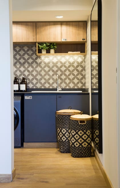 Alzada en cerámicos 'Flower White' (San Lorenzo). Muebles en melaminas de Faplac. Bacha 'Country' grande (Ferrum) con grifería de FV. Canastos (Estudio GOD).