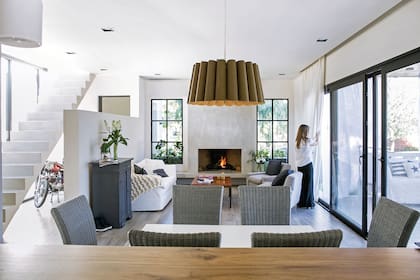 Un muro bajo resguarda la privacidad y a la vez aprovecha la luz que entra desde el frente. Al elegir un cielo raso suspendido, dejaron una garganta para esconder los rieles de las cortinas.