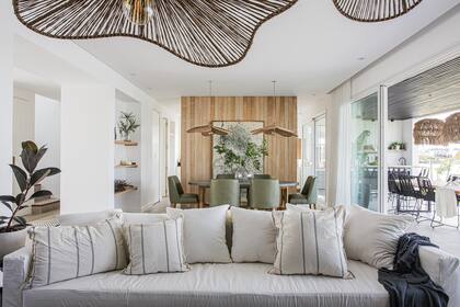 Sillón de tussor, almohadones y lámparas colgantes ‘Tokio’ (todo de Sol Palou Deco).