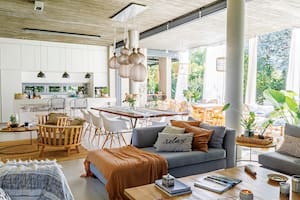 Foto de un living comedor conectado con la cocina con mesa y sillas eames.