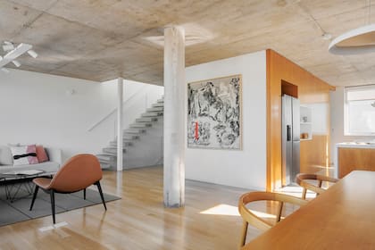 Obra de Ariel Toba (ARThaus). La alfombra de Rugit suma textura sin ser protagonista.