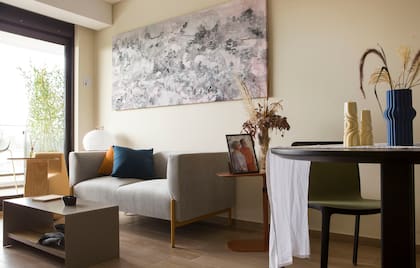 Sofá 'Amivera' dos cuerpos y asiento móvil ‘Platero’ (Foster). Cuadro de Daniela Ramsfelder (Diderot.art).