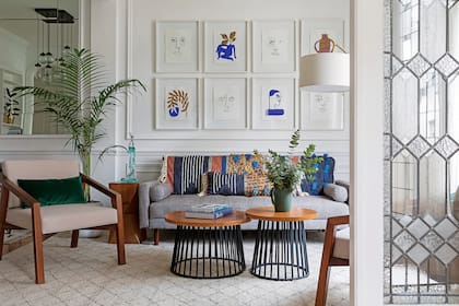 Serigrafías del mexicano Rocca Luis César Alfombra en pura lana (Pottery Barn), sofá con manta y almohadón combinados (todo de Anthropologie).