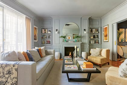 Apuesta a las texturas con un enorme sofá (Chule Bernardo) y almohadones en lino (De Levie), butacones de pana ‘Upper’ (Salazar Casa) y una larga mesa ratona que Chule mandó hacer a medida.