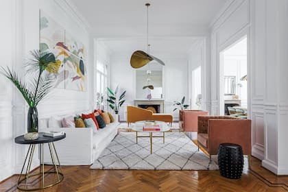 Sillón a medida con funda de tussor (Bakana Interiorismo) y almohadones (Mercedes Segura) con los colores del tríptico ‘Evolución’, parte de una cápsula creada por China Calé y Viqui Nazar Anchorena.