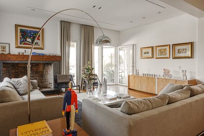 Sobre el vajillero (Estudio Wahnon), trilogía de Xul Solar. Arriba de la chimenea revestida en granito, óleo de Raúl Russo. Iluminación especial para cuadros ‘Starpoint’ (Erco).