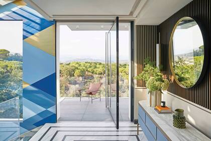 Un balcón transparente para admirar el entorno.