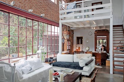 ANTES: el playroom estaba en un entrepiso que balconeaba al ambiente principal y, debajo, Carolina tenía su escritorio, que hoy trasladó a su cuarto. Se quitó la estructura de madera para hacer un nuevo piso hasta donde termina el ventanal.