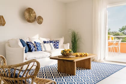 Sofá ‘Barcelone’ en lino lavado (Maisons du Monde) y mesita hecha a medida sobre un diseño de Farré & Costa, el estudio a cargo del interiorismo general.