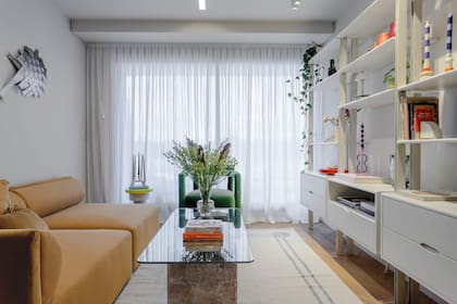Alfombra (Ilo para Par en Par). Cortinas (Hunter Douglas por Mercado Desing). En el cielo rasol, artefactos 'Abo Bi y 'Shh Bi' (Idea Iluminación). Arreglo (Compañía de Flores).