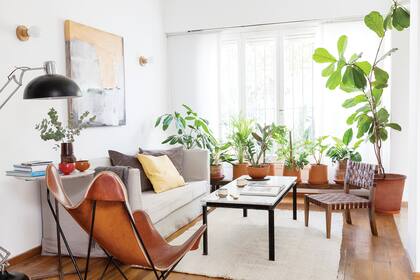 Paneles orientales (El Taller de Mirta). Apliques de pared (Lumishop). Alfombra (Elementos Argentinos). Silla BKF y mesa baja de hierro con tapa de mármol (Arq. Diego Victorica). Butacón de cuero trenzado (Ene Cueros).