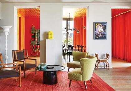 Al fondo: como en tantos trabajos de Joana Vasconcelos, la cerámica se complementa con tejidos artesanales. El sapo sobre la mesa baja también es suyo.