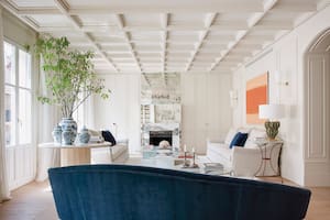 Foto de un living con sillón en terciopelo azul.