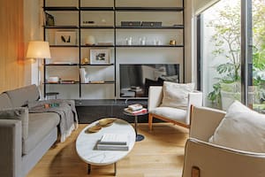 17 ejemplos de muebles multifunción para la pared de tu living