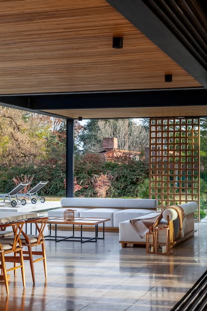 La iluminación integrada asegura que el espacio sea acogedor y utilizable tanto de día como de noche.