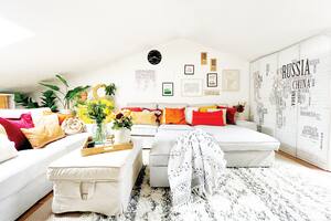 Foto de un living con sillones en blanco.