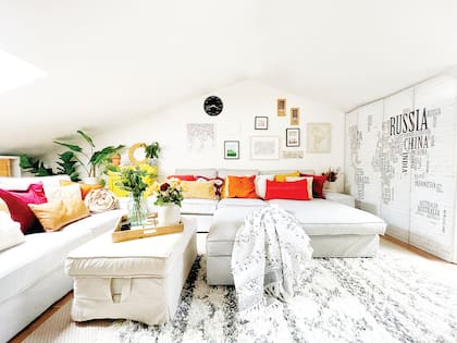 Detrás de este biombo empapelado, hay desde valijas y cosas que no usan a diario, hasta la caldera y las máquinas de los paneles solares.