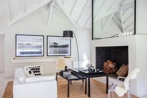 Foto de un living con sillones y chimenea.