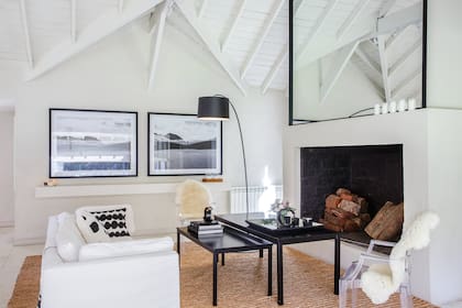 Un fino estante amurado de más de 3m da apoyo sin invadir el espacio.