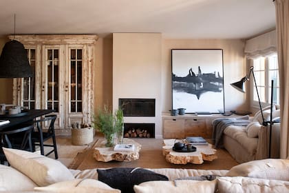 La obra “Double vue” lleva la firma del artista chino y premio Nobel de Literatura, Gao Xingjian (Galería Senda). Sofá y chaise longue (Atemporal), mesitas ‘Poplar’ (Heerenhuis Manufactuur).