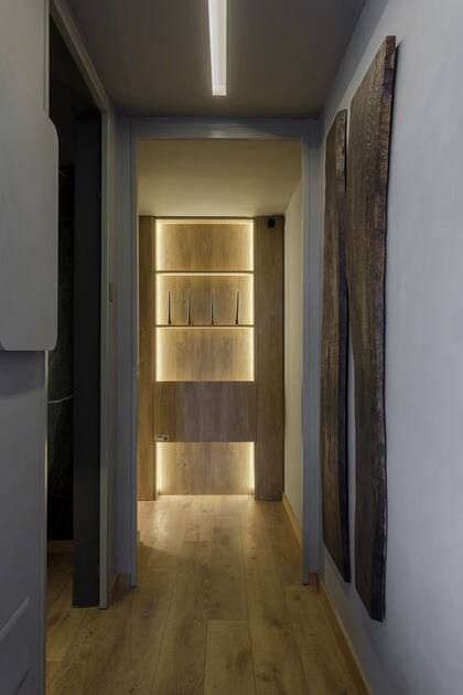 El pasillo conecta el living-comedor con el resto de los ambientes.