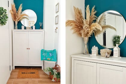 Uno de los rincones favoritos de Lorena es el recibidor, donde se pintó una pared también de azul para crear contraste con el mueble y el espejo.