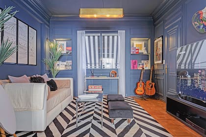 Alfombra rayada (El Espartano), mesas de mármol y luminaria colgante ‘Grisín’ (La Feliz).