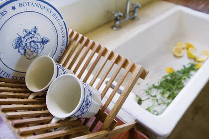 La unión entre azul y blanco también en la vajilla.