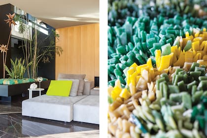 Sillón modular en pana sintética y mesa de apoyo ‘Frank’ (B&B Italia).