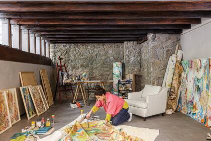 El taller de sofía tiene paredes de piedra y techo con vigas de madera.