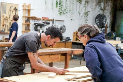 Una de las primeras prácticas que realizan los alumnos del taller se centra en el aprendizaje de encastres básicos.