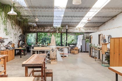 El taller, impecable, huele a cedro recién cepillado.