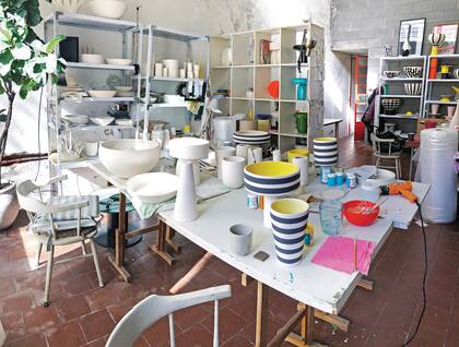 Este espacio contiguo a un patio pleno de luz y verde es el lugar propicio para la creación de piezas únicas, pero perfectamente reconocibles