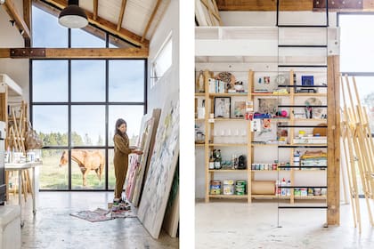 El sector de trabajo de Cata tiene una parte de lavado, estantería de madera y una escalera de hierro que sube al depósito donde están las obras pendientes de enviar al exterior.