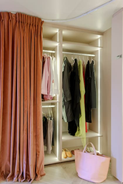 El espacio se pintó en látex satinado 'P001-2' (Colorín). Piso 'Chevron' de roble Eslavonia (Patagonia Flooring).