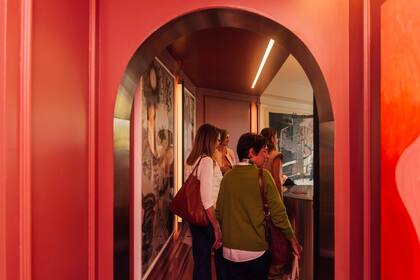 Desde el hall de entrada con nueva rcada de acero inoxidable (Artefacto), la evidencia de las transformaciones que la dupla de diseñadoras hizo en su departamento.