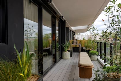 Deck revestido en tablones de Fusion Advanced 'Grey' (Patagonia Flooring). Macetas de Vietnam (Compañía Nativa) y banco a medida (CN Estudio).