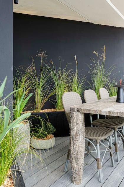 El paisajismo es obra de Cecilia Grant. Mesa de Travertino 'Silver' taponado mate (De Stefano).