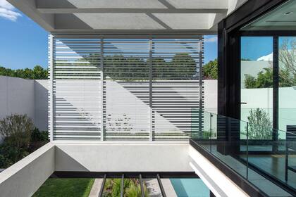 Las celosías son de aluminio. Sus guías -también de aluminio- les permiten ser móviles (Cerramientos De Luca).