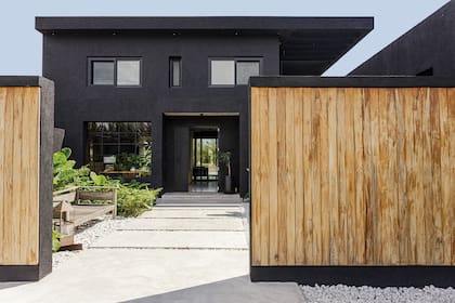 La fachada de madera es el único elemento que no es negro.