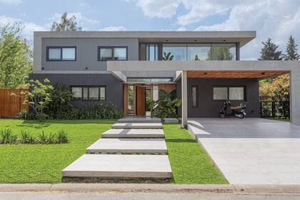 El frente de la planta baja, donde están la cocina y el playroom, está pintado con revestimiento plástico texturado ‘Grafito’ (Quimtex).