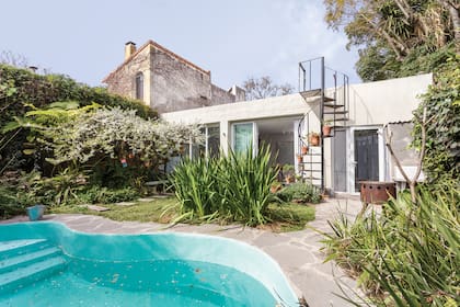 La escalera caracol que lleva a la terraza también es superficie para que crezca más verde.