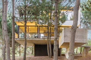 La casa de hormigón que sorprende entre los pinares de Costa Esmeralda