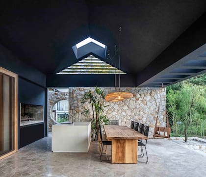 Mesa (Casa Brava). Lámparas (La Carreta).