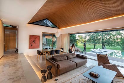 Las lucarnas triangulares son una fuente extra de luz. Sofá (Lobo Interiorismo). Mesa comedor y sillas (Sol Palaou Deco). Chaise longue (Hammaks).
