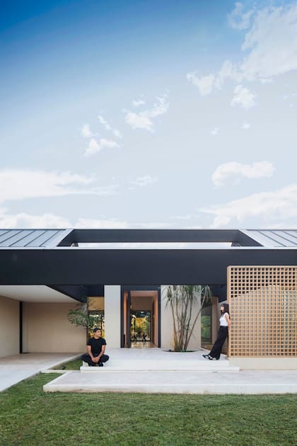 La paleta de colores que prevalece se pensó en tonos de blanco, negro y madera, para acompañar el verde y adaptarse al paisaje en lugar de competir con él.