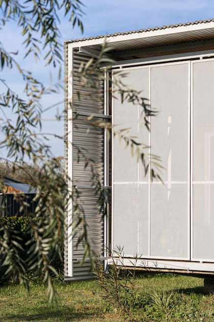 La casa está levantada 90 cm del terreno natural, para protegerla del agua de un arroyo cercano ante una posible crecida. Por debajo, solo apoyan dos vigas, lo que le da al solado una dimensión totalmente absorbente.